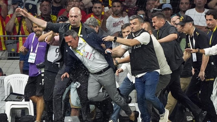 IZMIR, TURKIYE - AUGUST 17: President of Fenerbahce Ali Koc goes down to the sidelines and went to the Fenerbahce stands where foreign objects were thrown at him from the stands during Turkish Super Lig match between Goztepe and Fenerbahce at Gursel Aksel Stadium in Izmir, Turkiye on August 17, 2024. Ali Koc was hit by someone and fell to the ground, then got up and returned to the protocol tribune. (Photo by Mehmet Emin Menguarslan/Anadolu via Getty Images)