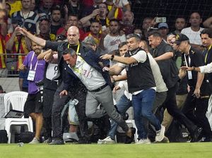 Liga Turki Kembali Rusuh, Bos Fenerbahce Diserang! Liga Turki Kembali Rusuh, Bos Fenerbahce Diserang!