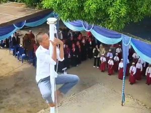 Viral Pelajar di OI Panjat Tiang Bendera Saat HUT RI Perbaiki Tali Tersangkut Viral Pelajar di OI Panjat Tiang Bendera Saat HUT RI Perbaiki Tali Tersangkut
