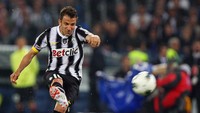 Del Piero memegang nomor 10 Juventus selama hampir dua dekade. Ia merupakan pemilik rekor dan jumlah gol terbanyak dalam sejarah Bianconeri. Gelarnya juga komplet. Foto: Getty Images/Paolo Bruno