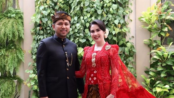 7 Pesona Arumi Bachsin Dampingi Suami Upacara HUT RI, Cantik Berkebaya Merah