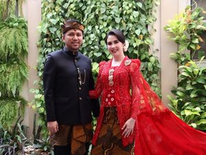 7 Pesona Arumi Bachsin Dampingi Suami Upacara HUT RI, Cantik Berkebaya Merah 7 Pesona Arumi Bachsin Dampingi Suami Upacara HUT RI, Cantik Berkebaya Merah