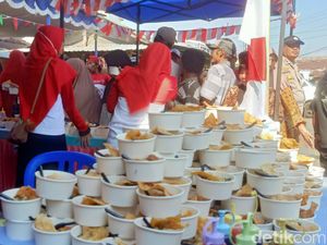 Juragan Bakso di Banjarnegara Bagikan 1.000 Mangkuk buat Rayakan HUT Ke-79 RI Juragan Bakso di Banjarnegara Bagikan 1.000 Mangkuk buat Rayakan HUT Ke-79 RI