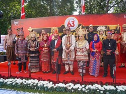 Rayakan HUT RI Ke-79, Insan Bank Jatim Kompak Berbusana Adat