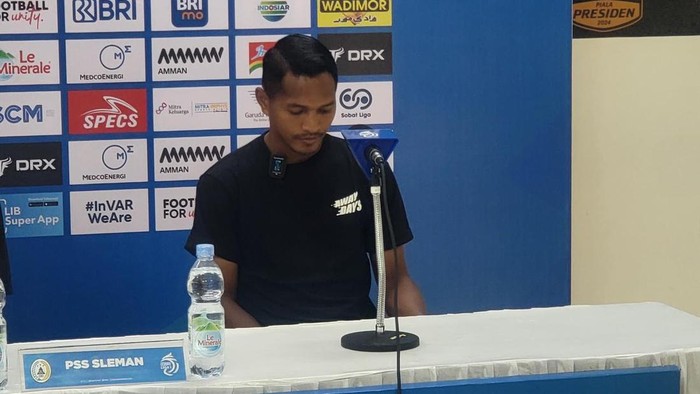 Bek PSS Sleman, Abduh Lestaluhu saat sesi jumpa pers jelang lawan Persik Kediri, Minggu (18/8/2024