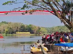 Bendera Merah Putih Raksasa Membentang di Situ Sanghyang Tasik
