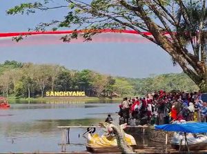 Bendera Merah Putih Raksasa Membentang di Situ Sanghyang Tasik Bendera Merah Putih Raksasa Membentang di Situ Sanghyang Tasik