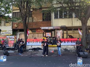 Rock In Halte Manjakan Pengunjung CFD Solo dengan Lagu Rock Jadul Rock In Halte Manjakan Pengunjung CFD Solo dengan Lagu Rock Jadul