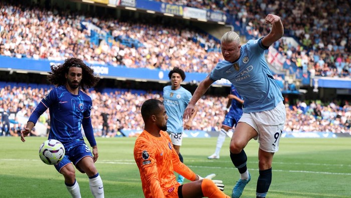 Soccer Football - Premier League - Chelsea v Manchester City - Stamford Bridge, London, Britain - August 18, 2024 Manchester Citys Erling Haaland scores their first goal REUTERS/David Klein EDITORIAL USE ONLY. NO USE WITH UNAUTHORIZED AUDIO, VIDEO, DATA, FIXTURE LISTS, CLUB/LEAGUE LOGOS OR LIVE SERVICES. ONLINE IN-MATCH USE LIMITED TO 120 IMAGES, NO VIDEO EMULATION. NO USE IN BETTING, GAMES OR SINGLE CLUB/LEAGUE/PLAYER PUBLICATIONS. PLEASE CONTACT YOUR ACCOUNT REPRESENTATIVE FOR FURTHER DETAILS..