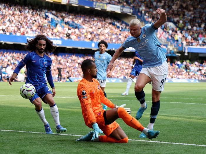 Soccer Football - Premier League - Chelsea v Manchester City - Stamford Bridge, London, Britain - August 18, 2024 Manchester Citys Erling Haaland scores their first goal REUTERS/David Klein EDITORIAL USE ONLY. NO USE WITH UNAUTHORIZED AUDIO, VIDEO, DATA, FIXTURE LISTS, CLUB/LEAGUE LOGOS OR LIVE SERVICES. ONLINE IN-MATCH USE LIMITED TO 120 IMAGES, NO VIDEO EMULATION. NO USE IN BETTING, GAMES OR SINGLE CLUB/LEAGUE/PLAYER PUBLICATIONS. PLEASE CONTACT YOUR ACCOUNT REPRESENTATIVE FOR FURTHER DETAILS..