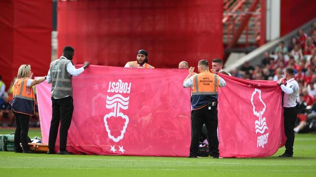 They are screening around Danilo of Nottingham Forest, who is suffering an injury after clashing with Antoine Semenyo of Bournemouth during the Premier League match between Nottingham Forest and Bournemouth at the City Ground in Nottingham, England, on August 17, 2024. (Photo by MI News/NurPhoto via Getty Images)