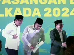 Cak Imin Serahkan SK Rekomendasi PKB ke Danny-Azhar di Pilgub Sulsel