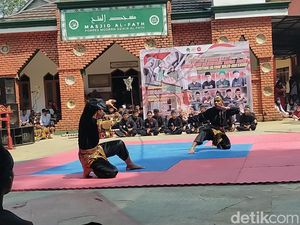 Adu Jurus Silat Ala Santri di Sukabumi Sambut HUT RI