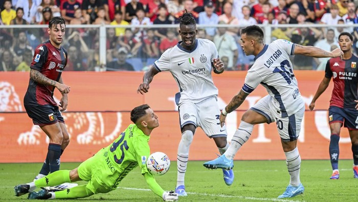 Inters Lautaro Martinez makes an attempt to score during the Serie A soccer match between Genoa and Inter Milan, at the Luigi Ferraris Stadium in Genoa, Italy, Saturday, Aug. 17, 2024. (Tano Pecoraro/Lapresse/LaPresse via AP)