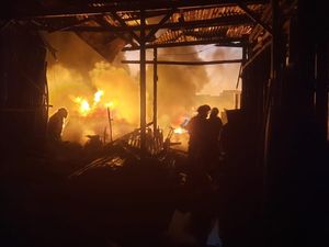 Si Jago Merah Mengamuk Lalap 5 Bangunan di Bandung Si Jago Merah Mengamuk Lalap 5 Bangunan di Bandung