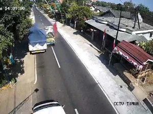 Viral Rekaman CCTV Truk Adu Banteng di Lamongan: 1 Orang Luka Berat