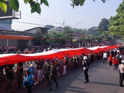 Peringati HUT RI, Bendera Merah Putih Sepanjang 200 Meter Diarak di Bogor