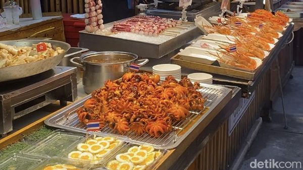 Kulineran di Pasar Malam Jodd Fairs yang Paling Viral di Bangkok