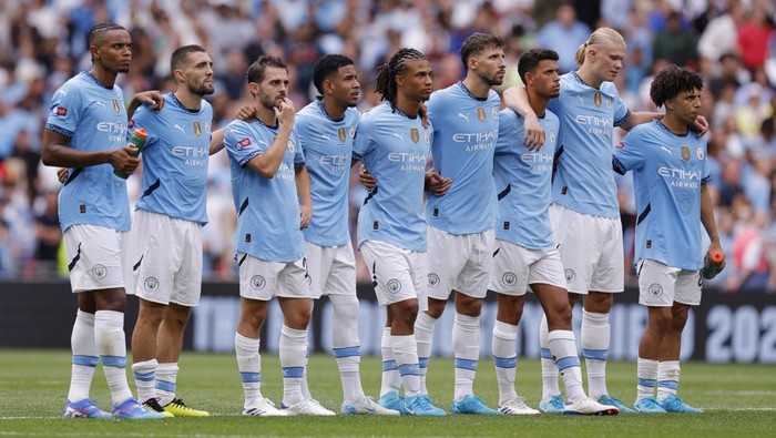 Soccer Football - Community Shield - Manchester United v Manchester City - Wembley Stadium, London, Britain - August 10, 2024 Manchester City players during the penalty shoot-out Action Images via Reuters/Andrew Couldridge