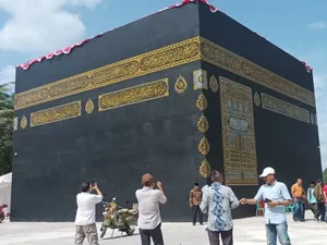 Uniknya Masjid Berbentuk Kabah di Sumbar, Dilengkapi Hajar Aswad Tiruan