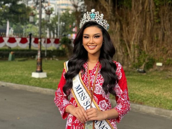 7 Gaya Miss Supranational 2024 Harashta Berbalut Kebaya Merah-Putih