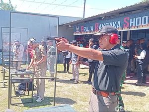 Sensasi Menembakkan Pistol di Shooting Range Praja Rakcaka