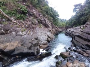 Paraga Stone, Wisata Tersembunyi di Aliran Sungai Cimedang Tasikmalaya