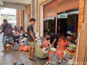 Sebagian Pedagang Pasar Ubud Tetap Berjualan Setelah Kebakaran Hebat