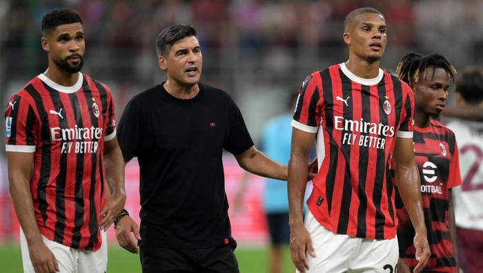 Soccer Football - Serie A - AC Milan v Torino - San Siro, Milan, Italy - August 17, 2024 AC Milan coach Paulo Fonseca with Ruben Loftus-Cheek and Malick Thiaw after the match REUTERS/Daniele Mascolo