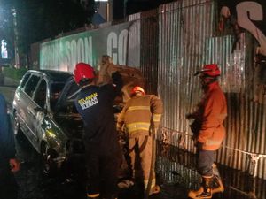 Mobil Kia Carens Terbakar di Timur Ringroad Concat Sleman Mobil Kia Carens Terbakar di Timur Ringroad Concat Sleman