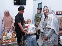 Penampilan Ipuk Jadi Perhatian Saat Kunjungi Bayi Lahir 17 Agustus