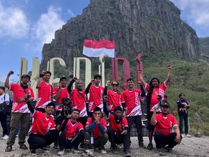 Bendera Raksasa Membentang di Tebing Gunung Kelud, Dibawa 6 Pemanjat