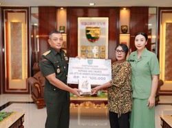 Tangis Haru Istri Danramil Aradide Korban Pembunuhan OPM di Hadapan Pangdam