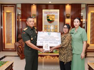 Tangis Haru Istri Danramil Aradide Korban Pembunuhan OPM di Hadapan Pangdam Tangis Haru Istri Danramil Aradide Korban Pembunuhan OPM di Hadapan Pangdam