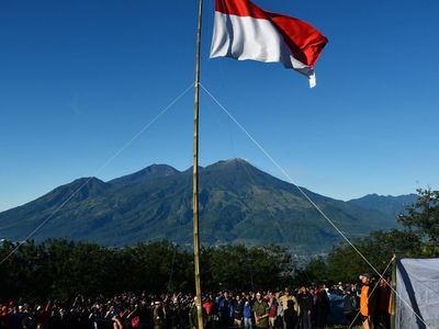 Merah Putih Berkibar di Puncak Gunung Penanggungan