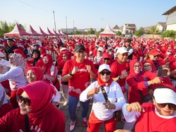 Seru! Pj Walkot Mojokerto Flashmob Merah Putih Bareng Ratusan Emak-emak