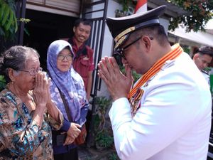 Pj Walkot Mojokerto Bagikan Bingkisan-Tali Asih 106 Veteran