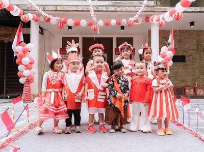Keren! Ini Baju Plastik Rancangan Sus Rini untuk Rayyanza dan Sepupu Pawai 17-an