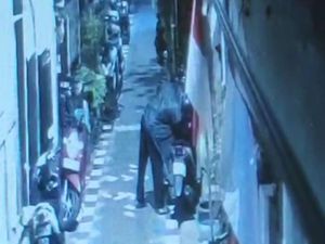 Pencurian Motor Warga Banyu Urip Surabaya Terekam CCTV Pencurian Motor Warga Banyu Urip Surabaya Terekam CCTV