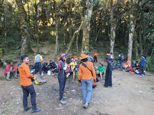 Tim SAR Catat 3.380 Pendaki ke Bawakaraeng Saat HUT RI, 28 Orang Dievakuasi Tim SAR Catat 3.380 Pendaki ke Bawakaraeng Saat HUT RI, 28 Orang Dievakuasi