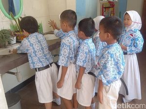Bertambah, 5 Sekolah di Surabaya Lakukan Uji Coba Makan Siang Gratis Bertambah, 5 Sekolah di Surabaya Lakukan Uji Coba Makan Siang Gratis