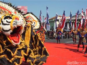 Ribuan Warga Tumplek Blek Meriahkan Karnaval Kemerdekaan di Demak Ribuan Warga Tumplek Blek Meriahkan Karnaval Kemerdekaan di Demak
