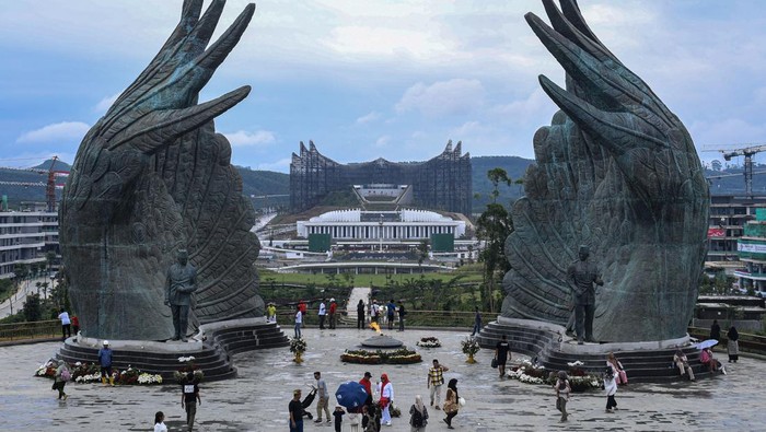 Taman Kusuma Bangsa IKN Ramai Wisatawan Warga berlangsung dan berfoto di Taman Kusuma Bangsa, Ibu Kota Nusantara (IKN), Penajam Paser Utara, Kalimantan Timur, Minggu (18/8/2024). Taman Kusuma Bangsa menjadi lokasi rekreasi bagi penduduk sekitar sehabis didirikan pada Senin (12/8/2024). ANTARA FOTO/Muhammad Adimaja/nz.