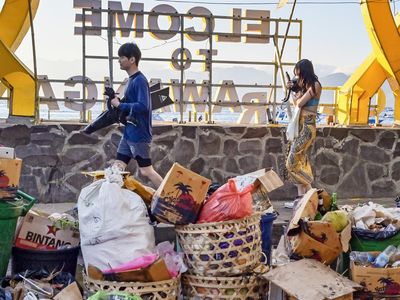 Tumpukan Sampah Mencoreng Keindahan Gili Trawangan