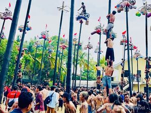 Lomba Panjat Pinang di Ancol Seseru Itu! Lomba Panjat Pinang di Ancol Seseru Itu!