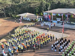Warga Banyuwangi Upacara Bendera HUT ke-79 RI di Atas Gunung Emas