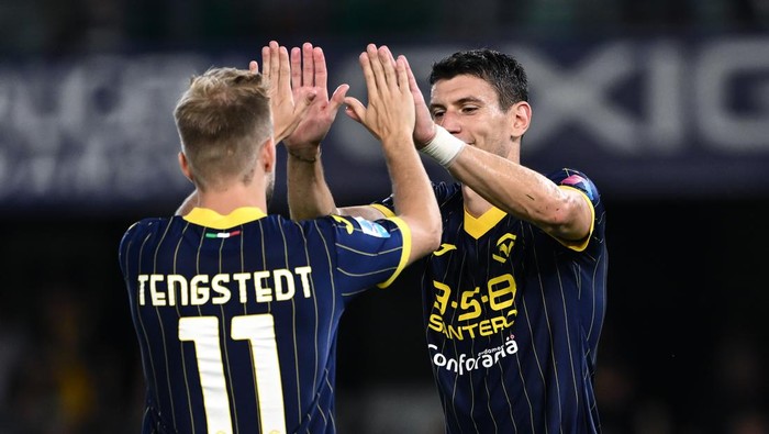 VERONA, ITALY - AUGUST 18: Casper Tengstedt and Giangiacomo Magnani of Hellas Verona FC celebrate win during the Serie A match between Hellas Verona and Napoli at Stadio Marcantonio Bentegodi on August 18, 2024 in Verona, Italy. (Photo by Image Photo Agency/Getty Images)