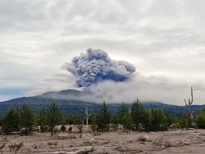 Gunung Berapi Rusia Erupsi Usai Gempa M 7,0 Gunung Berapi Rusia Erupsi Usai Gempa M 7,0