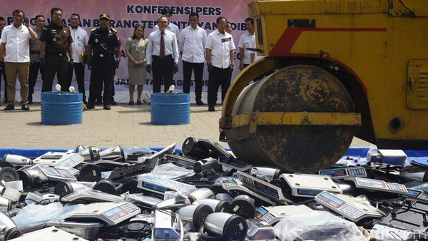Aksi Zulhas Musnahkan Miras-HP Impor Ilegal Rp 20 M