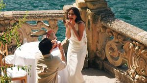 Momen Pacar Berlutut Lamar Amanda Rawles di Danau Como Italia